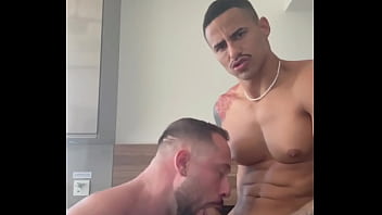 Fui ajudar o bombad&atilde_o na praia e cabei levando ele pra casa pra dar leite na boca.