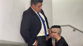 yuri gaucho - fodendo o puto do aplicativo de pegacao - sexo gay na escada de incendio - urso dotado fodendo nerd jogador de lol