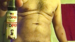 Liderlig solo fyr stryger hans enorme pik og tager den derefter op i røven