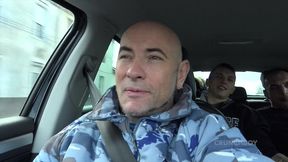 il suce son ptoe sur la route dans la voiture