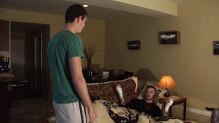 Christian Wilde i facet z Benn Heights wymieniają się fellatio i masturbacją, zanim sami się ruchają