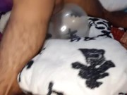Joven se masturba con condon inflado