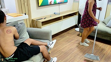 Padrastro e Hijastra se follan a la empleada domestica de 18 años