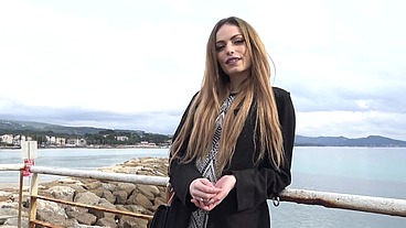 A La Ciotat, Clara, 18ans, se tape son formateur !