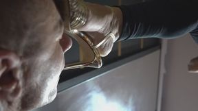 domina pe fata cu tocuri