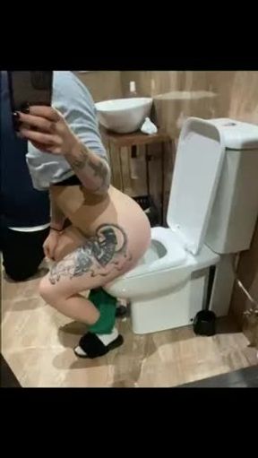 Mi esclavo de rodillas frente al wc