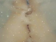 Sexy transe badet und zeigt große schwanz und sexy füße spielt mit schwanz dusche(4K)