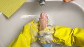 Hot housewife washes dildo after her pussy