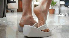 I love to tease you by playing with my flip flops WMV (1920x1080) FHD