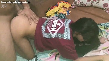 Amigo convidou para ir até sua casa comer pizza, mas comeu minha bucetinha sem camisinha e o corno só olhando