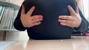 Mes gros seins jet&eacute_ sur le bureau