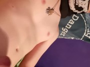 Minet blond se branle car il a trop chaud