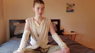 Юная косплеерша Рей хочет, чтобы вы увидели, как она трогает ее тугую киску