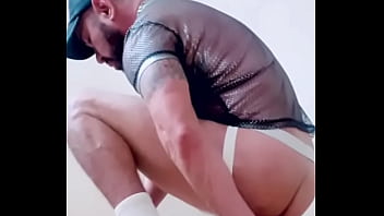 Hombre mexicano hetero se traga por el culo un dildo grande y grueso
