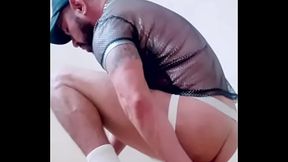 Hombre mexicano hetero se traga por el culo un dildo grande y grueso