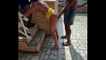 Parte 1 - Outra resenha: piscina, cafofo e dois neg&otilde_es carcando a Belinha com direito a DP e uma piroca enorme arrombando o cu da Hotwife. Tudo na frente do corno