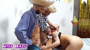 festinha boa no arraial de sao joao com nicole romanoff e mais 3 homem para transar com a nicole romanoff com direito a sexo anal