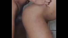 ANTES DE IR EMBORA, TOMEI BANHO COM O MORADOR DE RUA E FODEU NOVAMENTE.