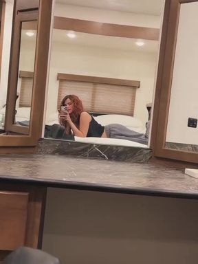 LATINA CELEBRITY STAR SELENA GOMEZ GETS A BLOWJOB