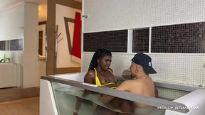 mamando gostoso dentro de uma hidro transparente , depois ele me comeu no pelo