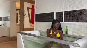 mamando gostoso dentro de uma hidro transparente , depois ele me comeu no pelo