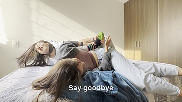 La vecina y yo jugamos a lucha femenina de pies, cosquillas y aplastamiento