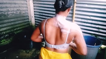 Priya bhabhi bathing