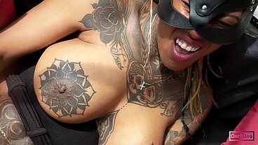 The Kinky Slut Queen "Dark Dea" fucked in the Garden !!!