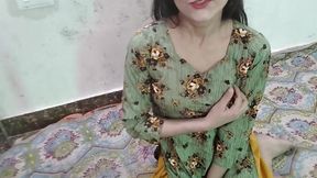 Desi aunty ko saman dene ke bahane pel diya
