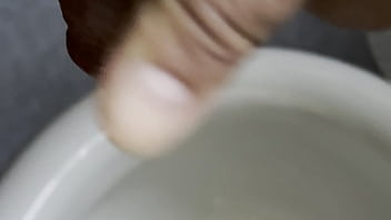 Very close-up of my morning piss - incontro molto ravvicinato col mio cazzo che piscia