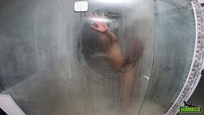 o negao plantou a piroca na magrinha e socou no rabo ate as bolas enquanto tomava banho - camila fenix - higor negrao - rebecca santos