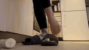 GIRL CRUSHING BANANA UNDER HER FEET - MOV HD