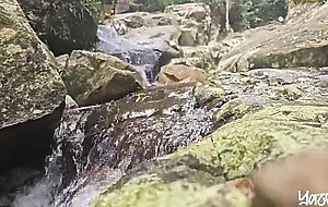 Cavalgando uma rola preta ate tomar banho de porra na trilha da cachoeira (completo no sheer e