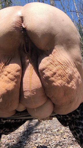 Cougar Drop Her Clothes and Yellow Piss Blows