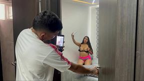 parte 1- sorprendo a mi hermanastra tom&aacute_ndose fotos desnuda y compra mi silencio con una rica follada