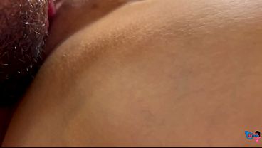La ragazza che prova gli intimi ha voglia di farsi scopare la figa a pecorina!