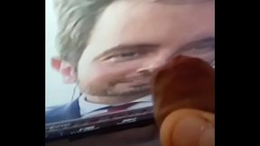 &bull_&bull_&bull_TV-BITE N&deg_4 :  C'_est l'_&eacute_t&eacute_, j'_ai le barreau _ ma pine s'_excite sur ta face de : REPORTER BRUN VIRIL et qui subit ma bite en pleine masturbation !! Et il aime &ccedil_a le salaud !