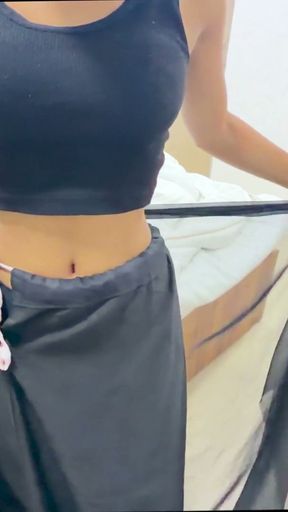 Desi bhabhi ko oyo me chooda   Clip 1