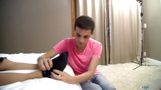 Masturbacja, 69, masturbacja, owłosiony, mężczyzna – film fetyszowy z młodym nastolatkiem Connerem Bradleyem, który jest analnie ru*chany