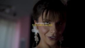 Baietii buni beau nectarul auriu / Good boys drink my golden nectar (Romanian language)