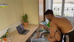 acabei fodendo com meu colega de quarto