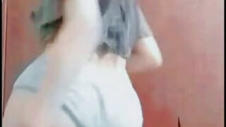 Maleńka 18-letnia Arabka-amatorka zdradza swoim ciasnym tyłkiem