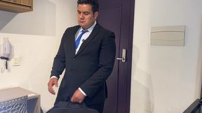 yuri gaucho - encontrei um masturbador dentro da mala - urso brasileiro xxl tocando punheta com brinquedo do colega da empresa