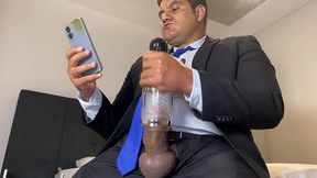 yuri gaucho - encontrei um masturbador dentro da mala - urso brasileiro xxl tocando punheta com brinquedo do colega da empresa