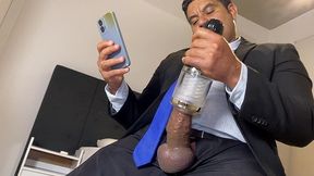 yuri gaucho - encontrei um masturbador dentro da mala - urso brasileiro xxl tocando punheta com brinquedo do colega da empresa