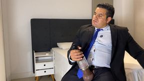 yuri gaucho - encontrei um masturbador dentro da mala - urso brasileiro xxl tocando punheta com brinquedo do colega da empresa
