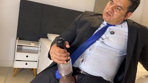 yuri gaucho - encontrei um masturbador dentro da mala - urso brasileiro xxl tocando punheta com brinquedo do colega da empresa
