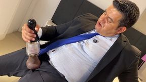 yuri gaucho - encontrei um masturbador dentro da mala - urso brasileiro xxl tocando punheta com brinquedo do colega da empresa