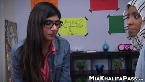 Gorgeous Arab pornstar Mia Khalifa sucks dick with friend