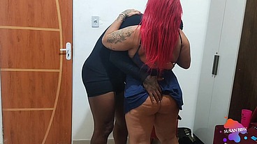 Chupou minha buceta de quatro, fiquei molhadinha, fudeu com força na cama do corno do meu marido
